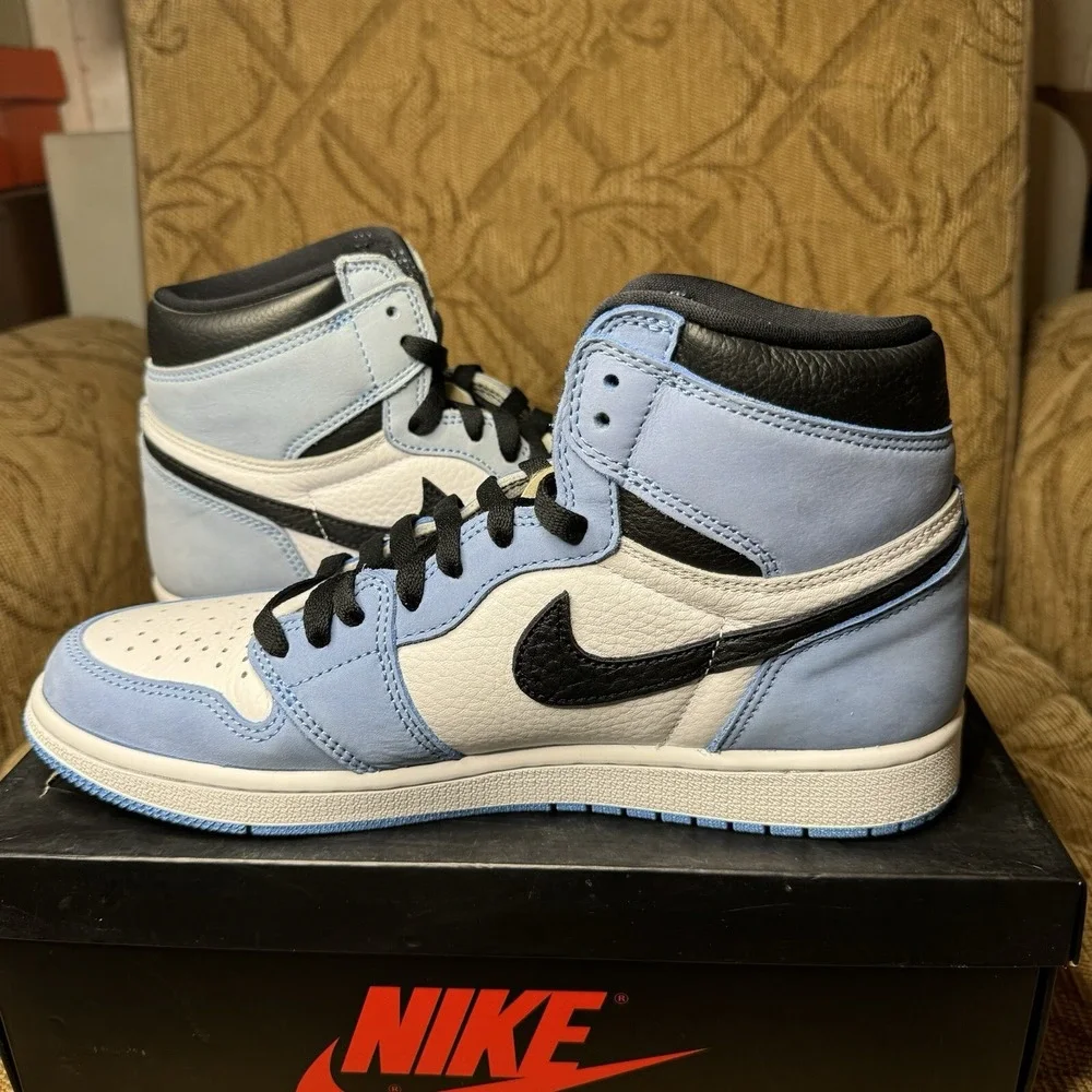 Jordan 1 High University Blue, Men's Size‎ 9.5 Left shoe faded